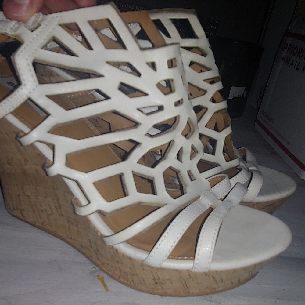 White wedges, the buckle
